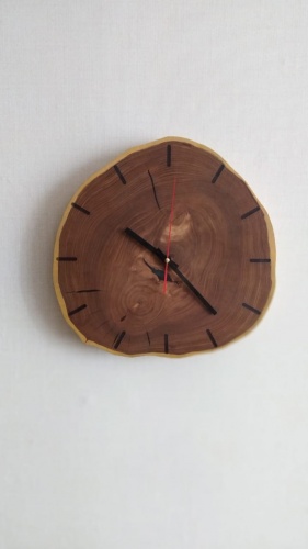 Часы настенные WoodClever из спила карагача со смолой